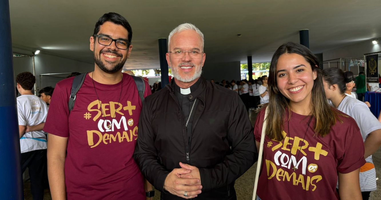 Jovens da Companhia de Jesus promovem a cultura vocacional na feira do Jubileu dos coroinhas em Vila Velha (ES)