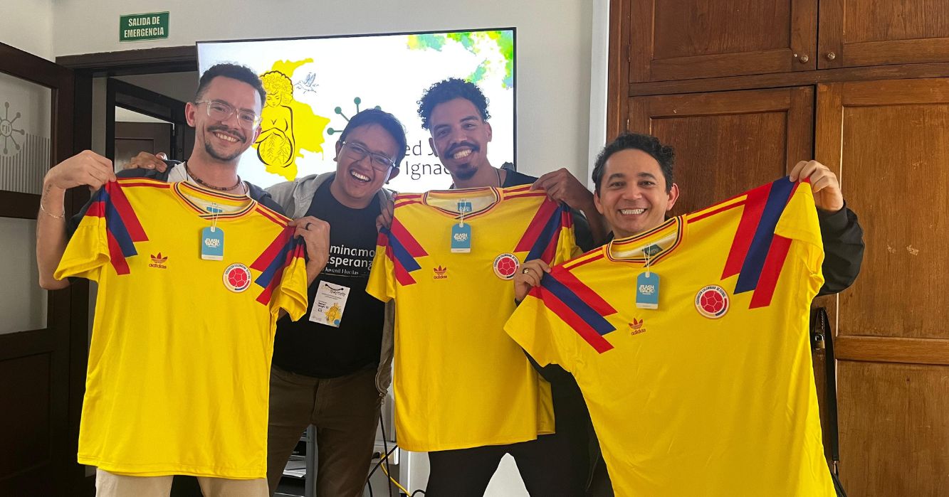 Representantes do MAGIS Burnier recebem camisas da seleção colombiana como gesto de integração durante o EncarNación na Colômbia