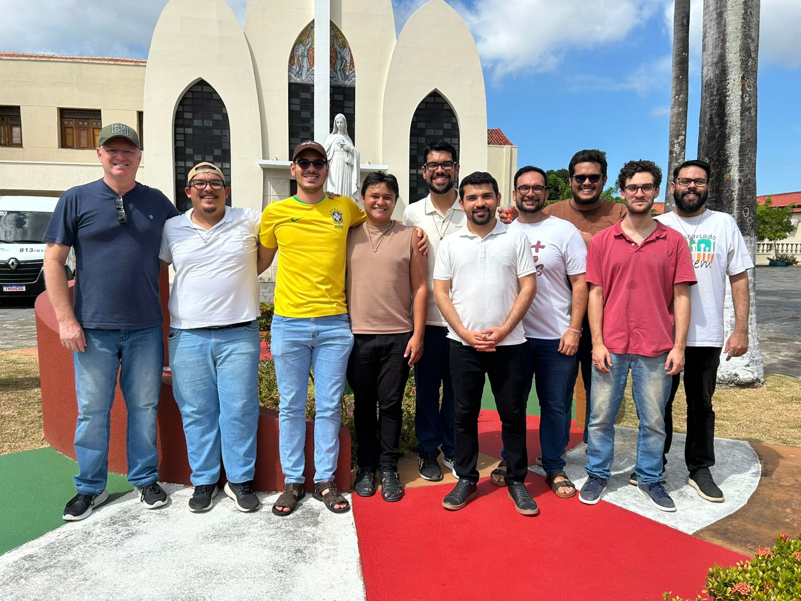 Jovens admitidos ao Noviciado Jesuíta no Brasil reunidos em momento formativo